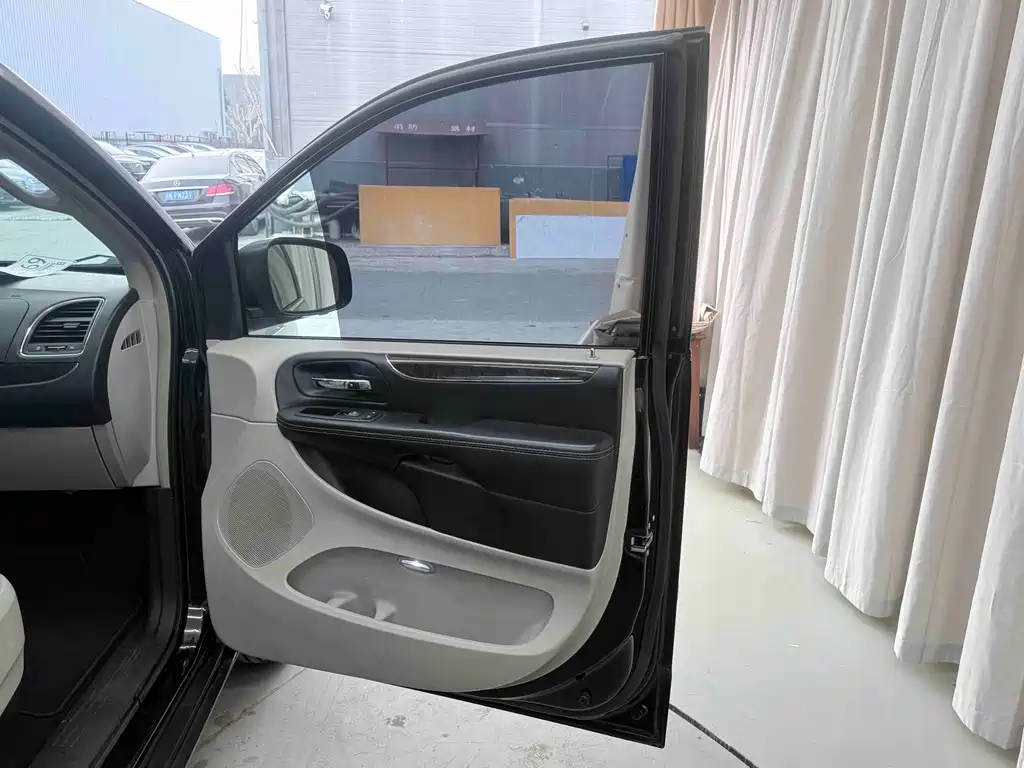 Chrysler Grand Voyager 2015 — фото 20
