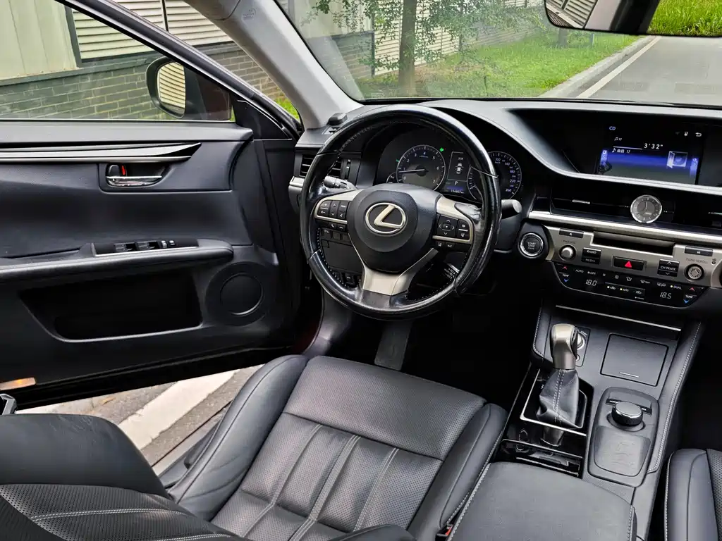 Lexus ES 2016 — фото 13