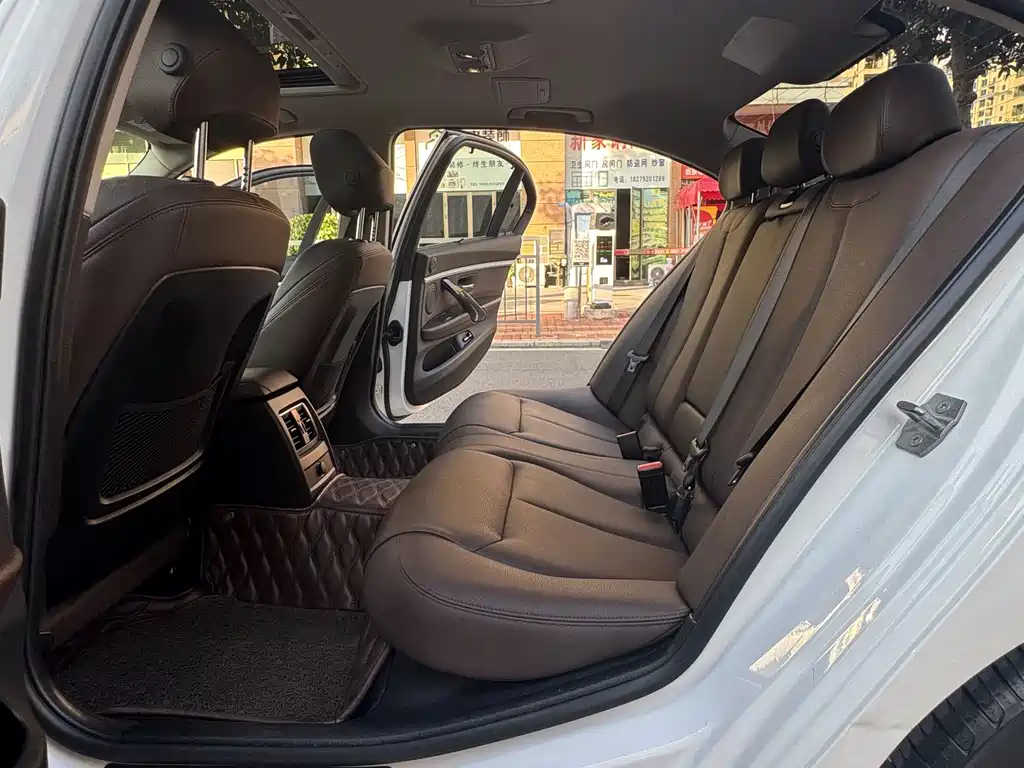 BMW 3 Series 2019 — фото 19
