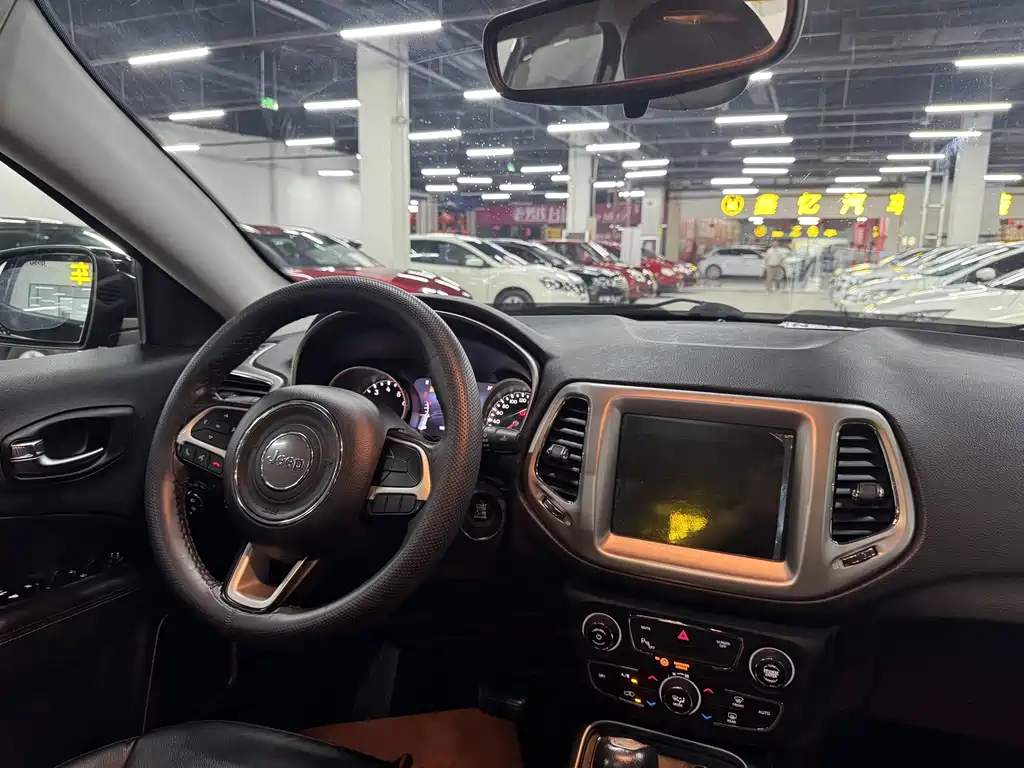 Jeep Compass 2017 — фото 11