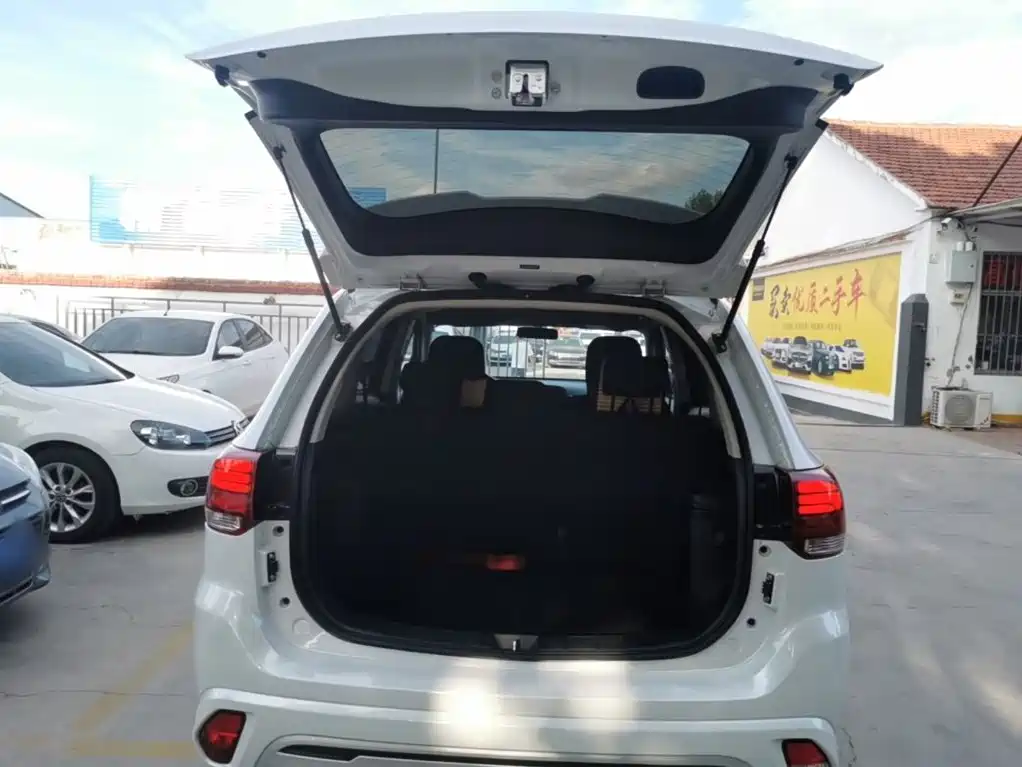 Mitsubishi Outlander 2022 — фото 19