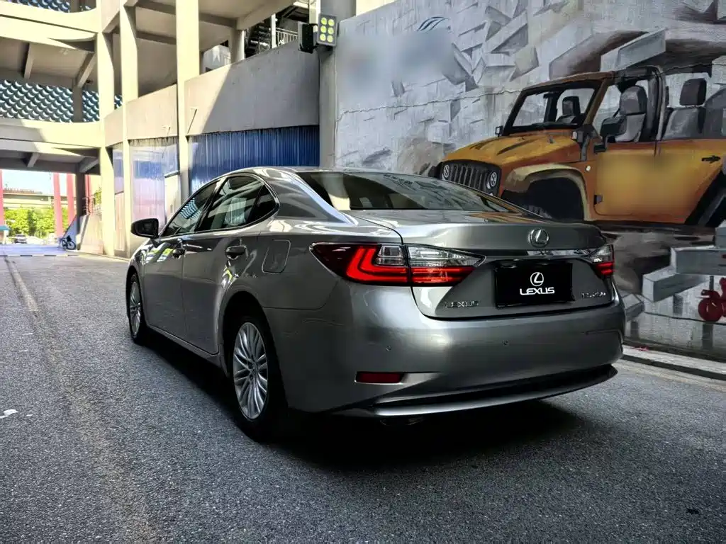 Lexus ES 2017 — фото 15