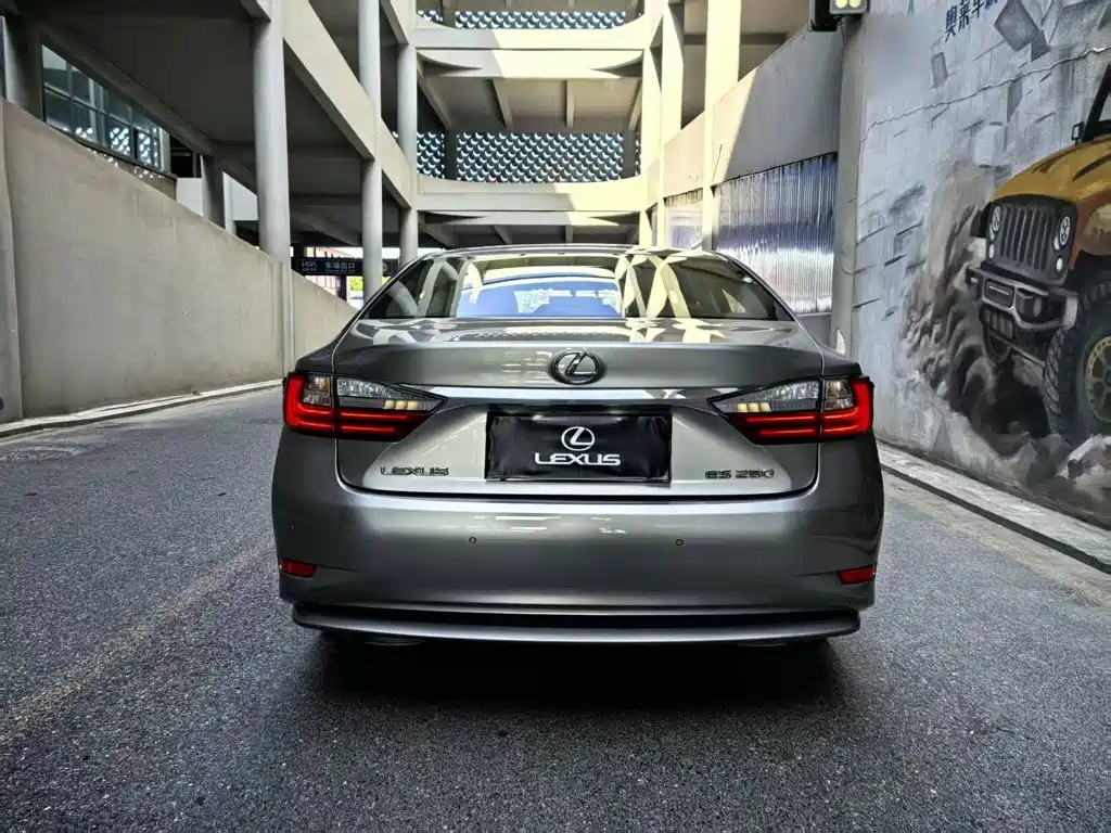 Lexus ES 2017 — фото 13