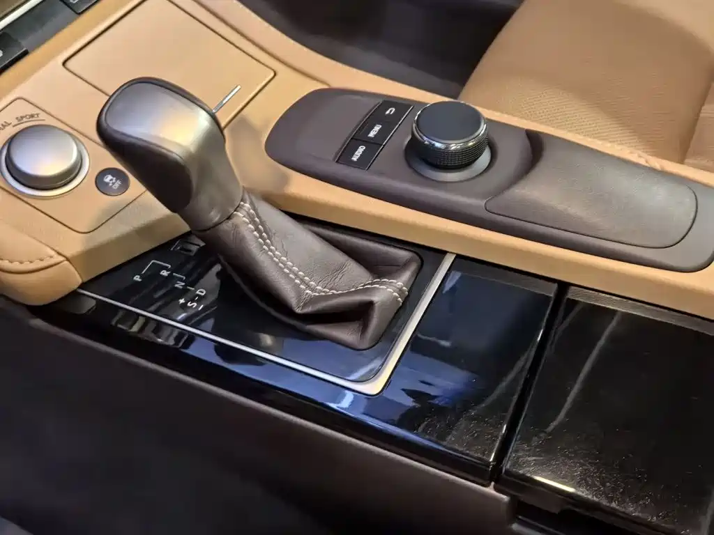 Lexus ES 2017 — фото 10