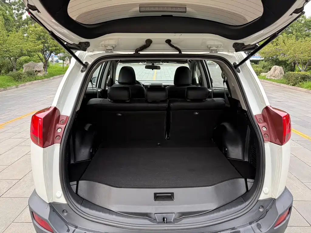 Toyota RAV4 2016 — фото 9