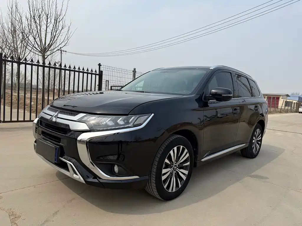 Mitsubishi Outlander 2022 — фото 1