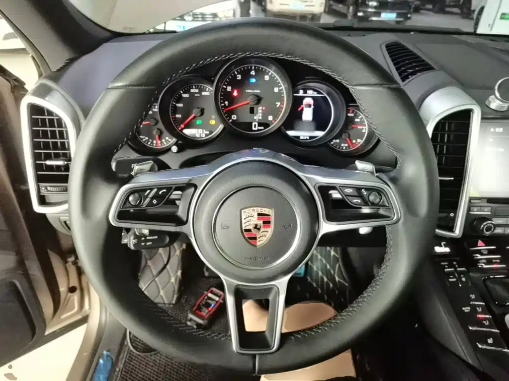 Porsche Cayenne 2017 — фото 11