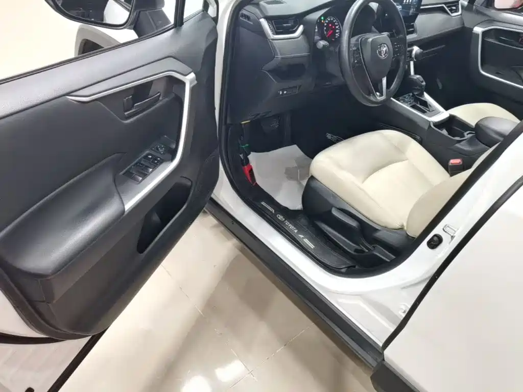Toyota RAV4 2023 — фото 16