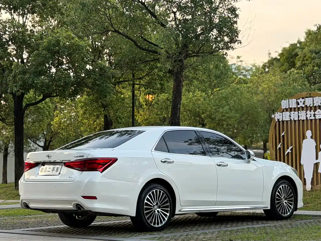 Toyota Crown 2018 — фото 23
