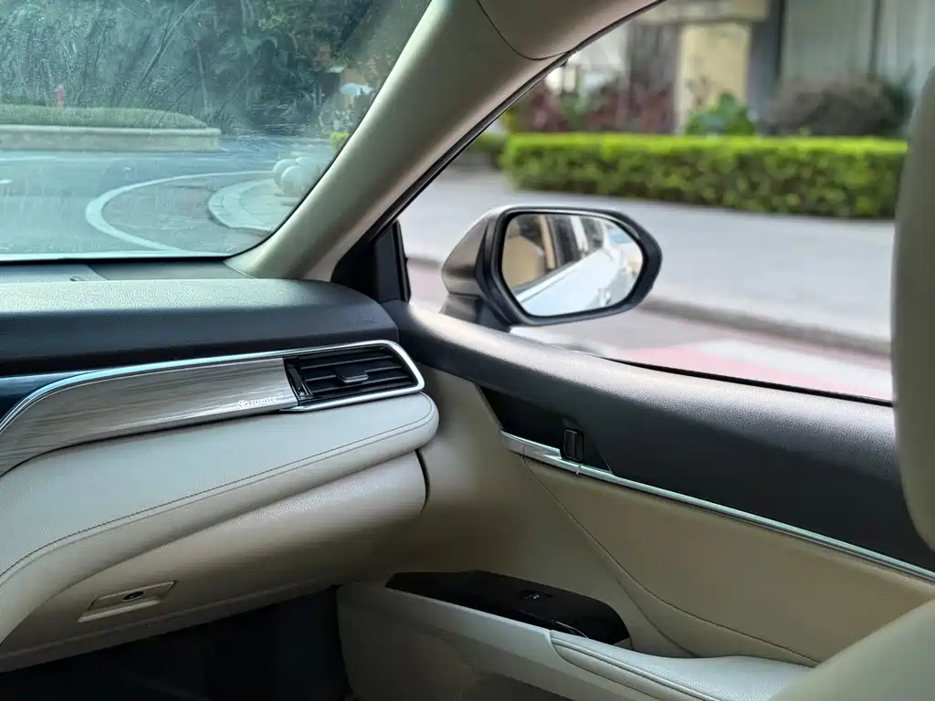 Toyota Camry 2019 — фото 12