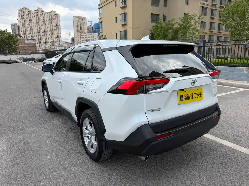 Toyota RAV4 2023 — фото 17