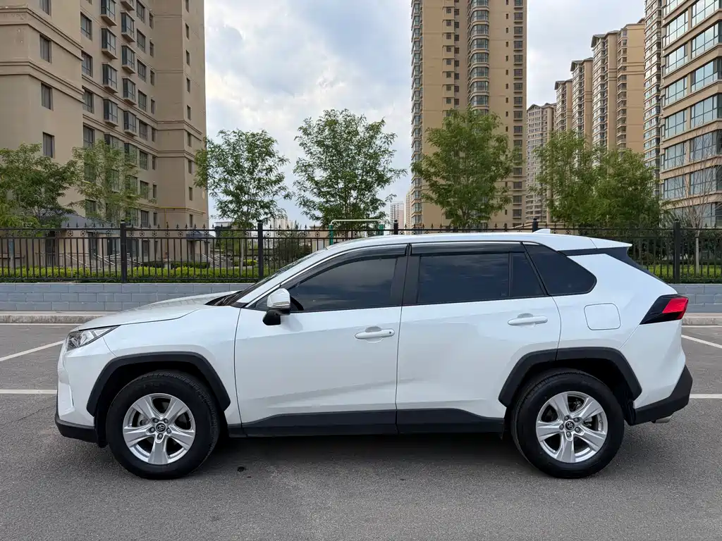 Toyota RAV4 2023 — фото 13