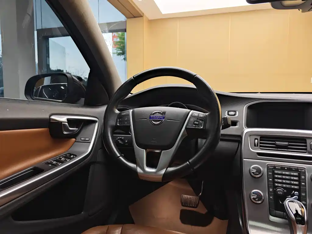 Volvo S60 2018 — фото 14
