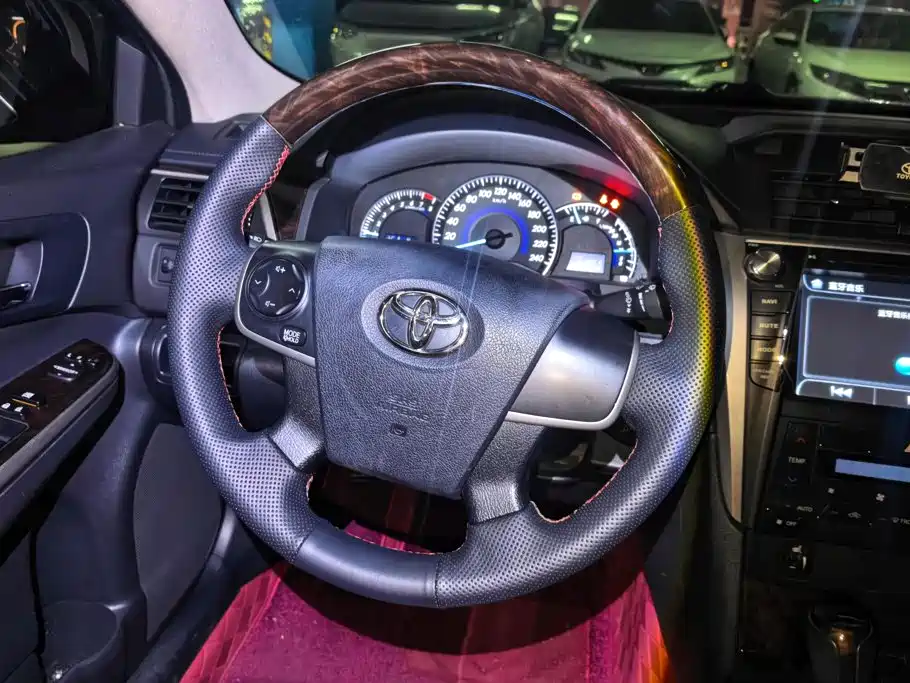 Toyota Camry 2015 — фото 15