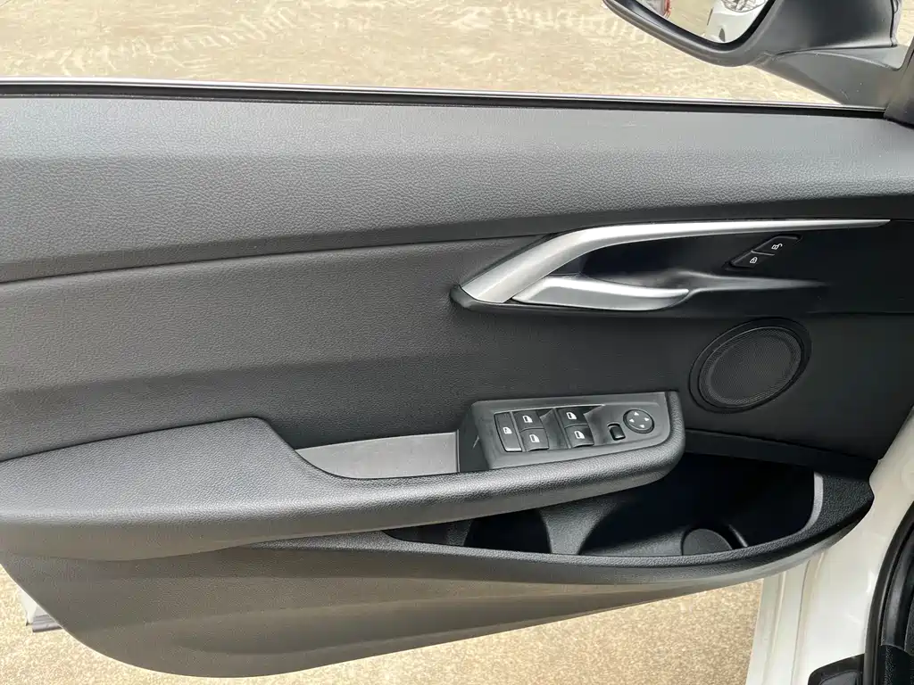 BMW 1 Series 2018 — фото 10