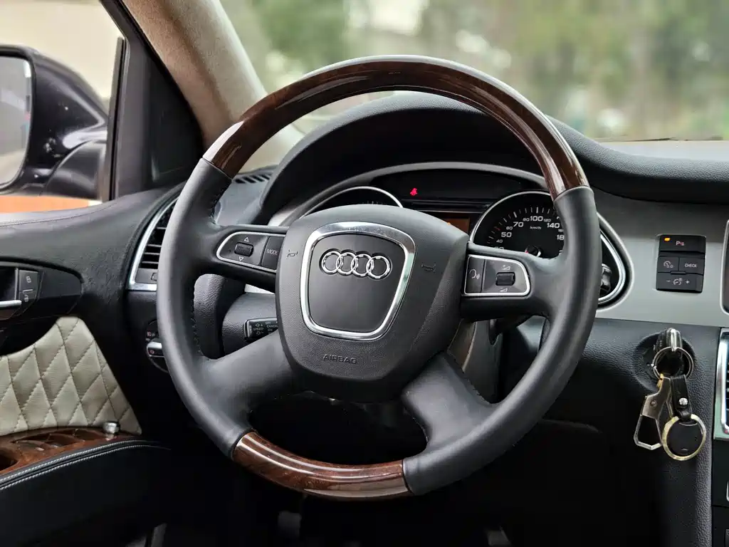 Audi Q7 2010 — фото 8