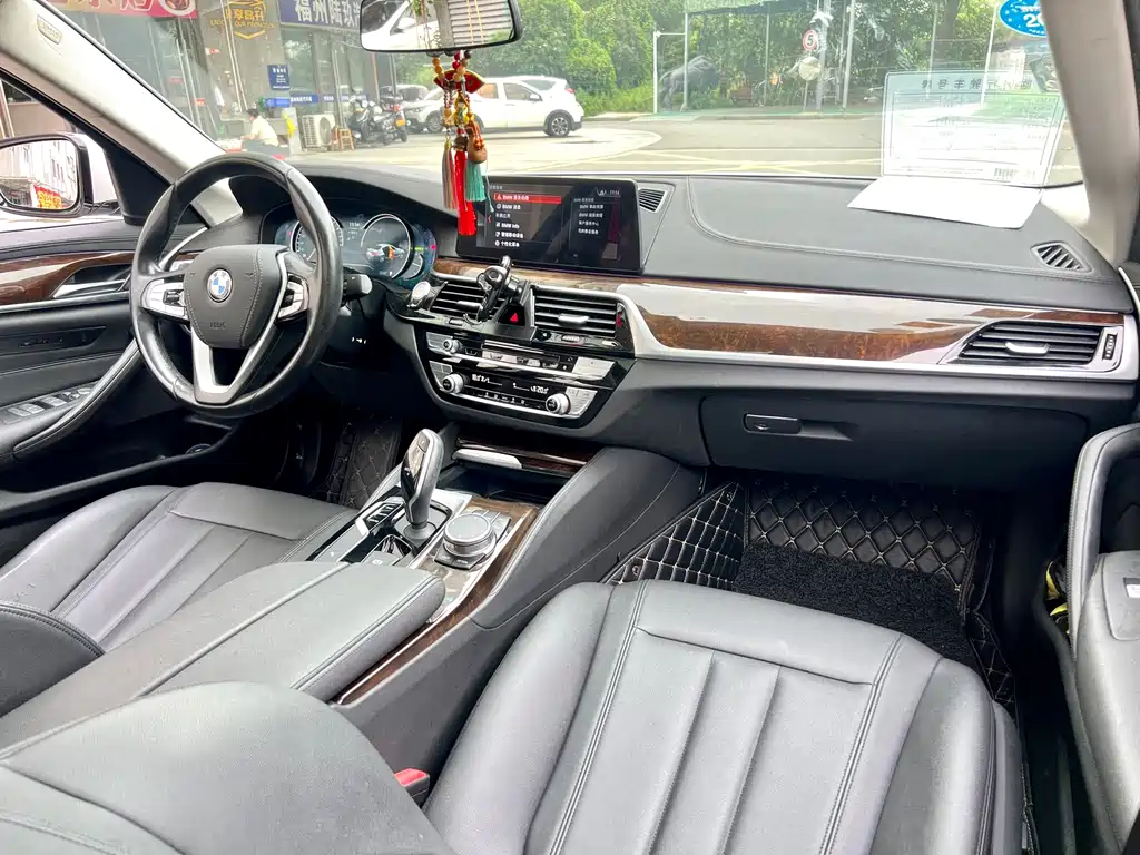 BMW 5 Series 2018 — фото 9