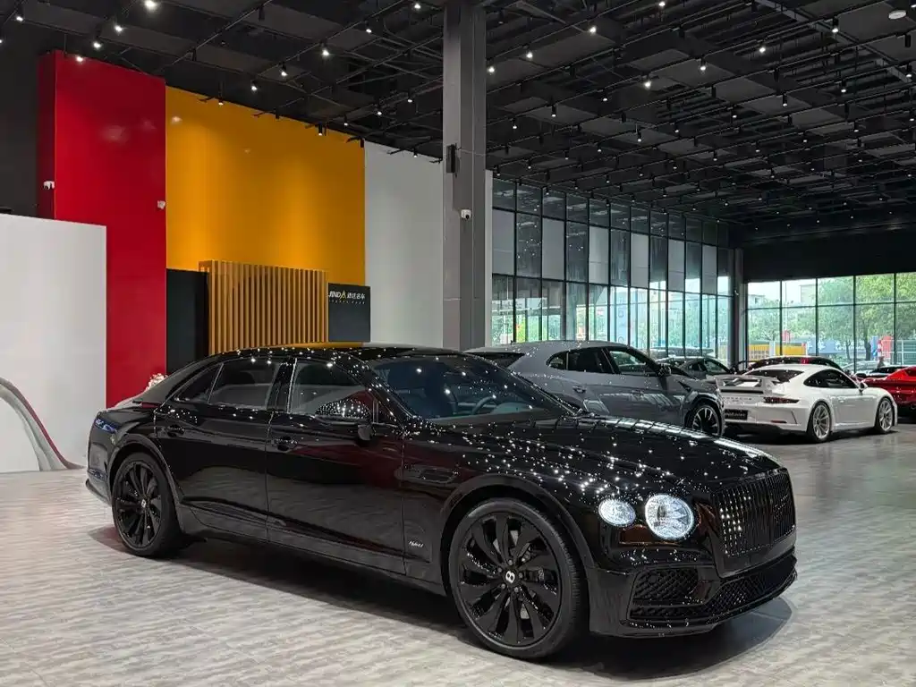 Bentley Flying Spur Plug-In Hybrid 2023 — фото 1