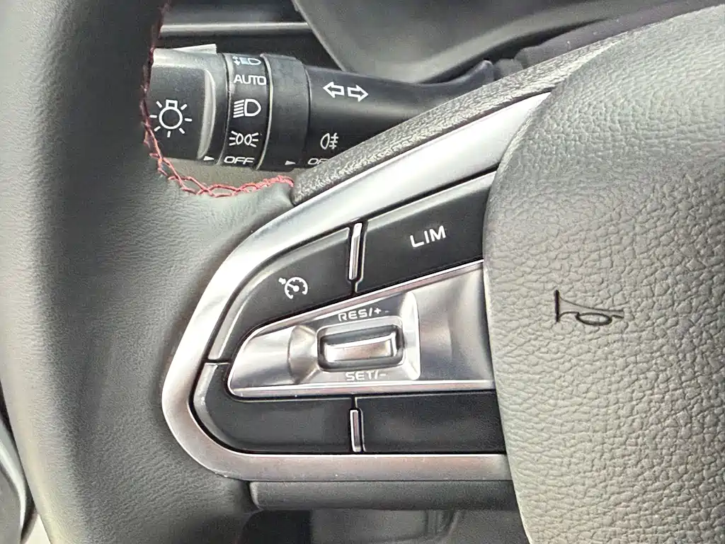 Geely Vision X3 2022 — фото 12