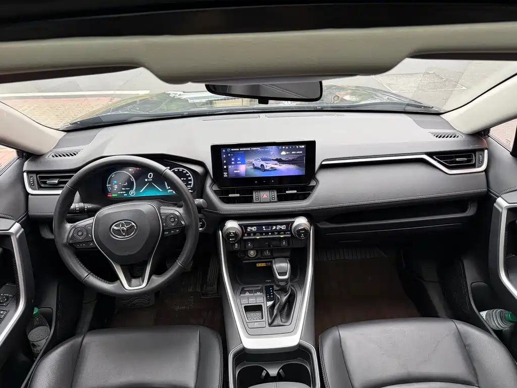 Toyota RAV4 2023 — фото 10