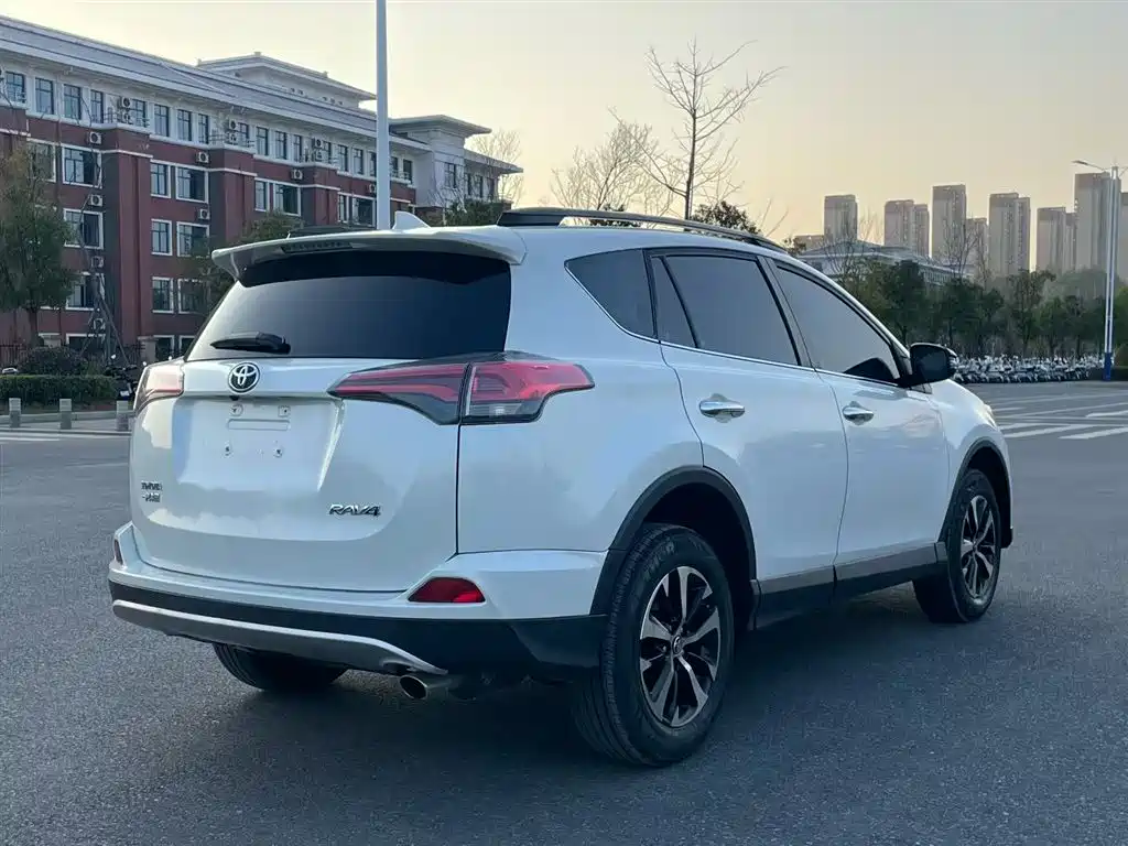 Toyota RAV4 2019 — фото 7