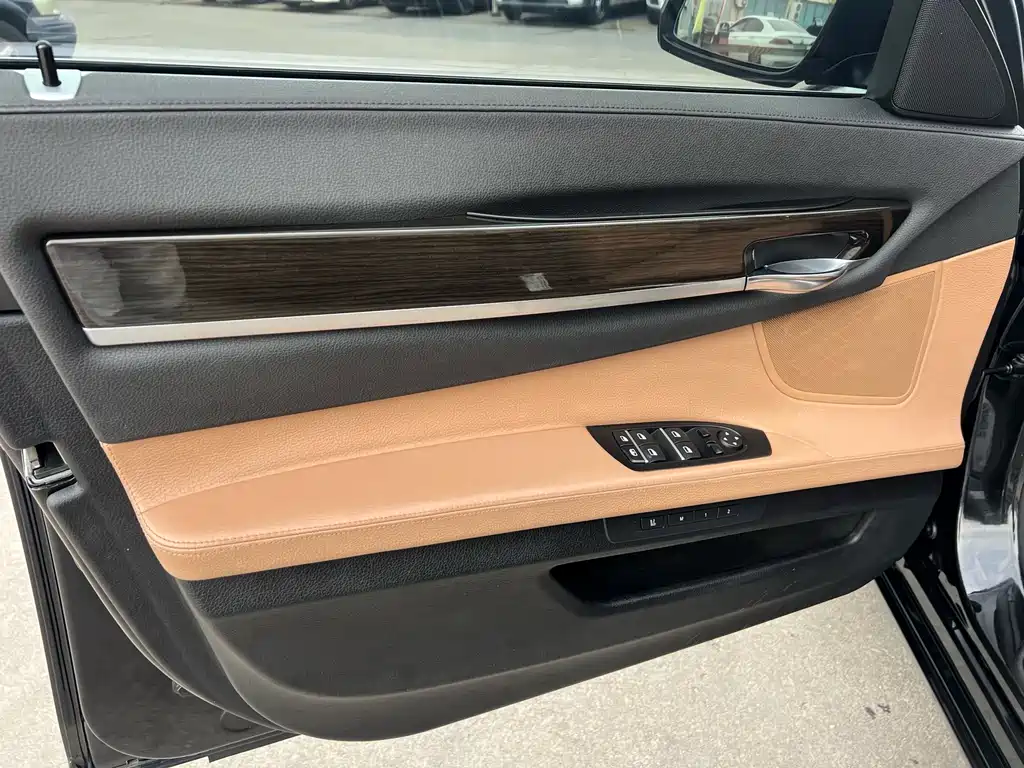 BMW 7 Series 2015 — фото 9
