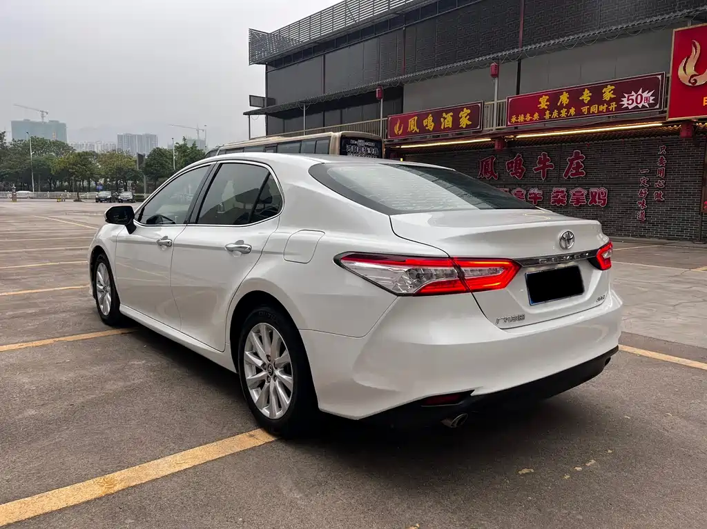 Toyota Camry 2019 — фото 7