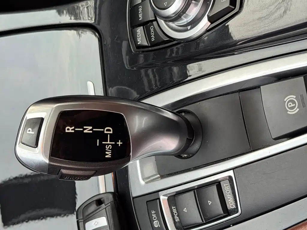 BMW 5 Series 2015 — фото 10