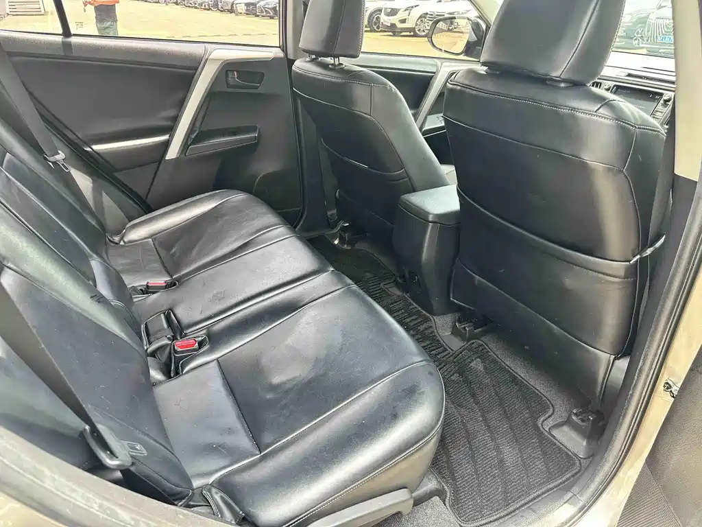 Toyota RAV4 2018 — фото 10