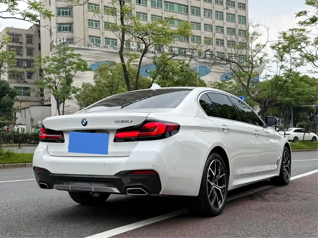 BMW 5 Series 2021 — фото 12