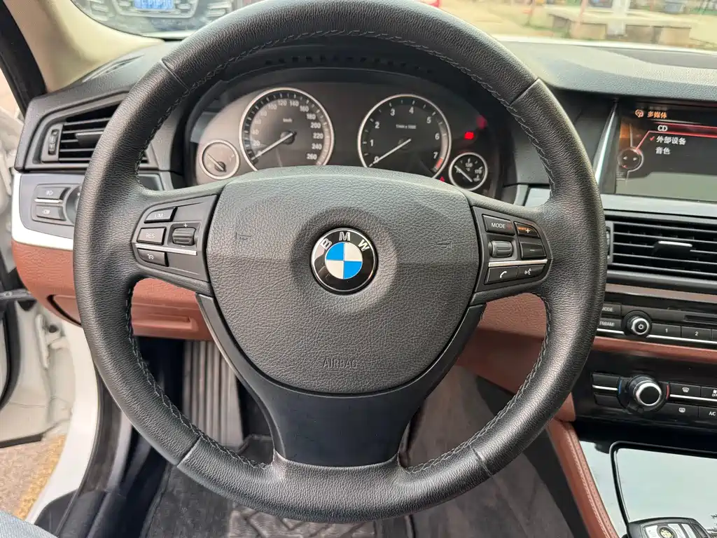 BMW 5 Series 2015 — фото 12