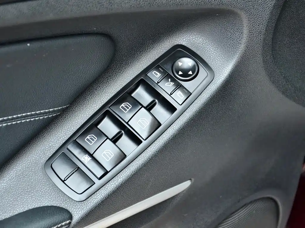 Mercedes-Benz M-Class 2010 — фото 17
