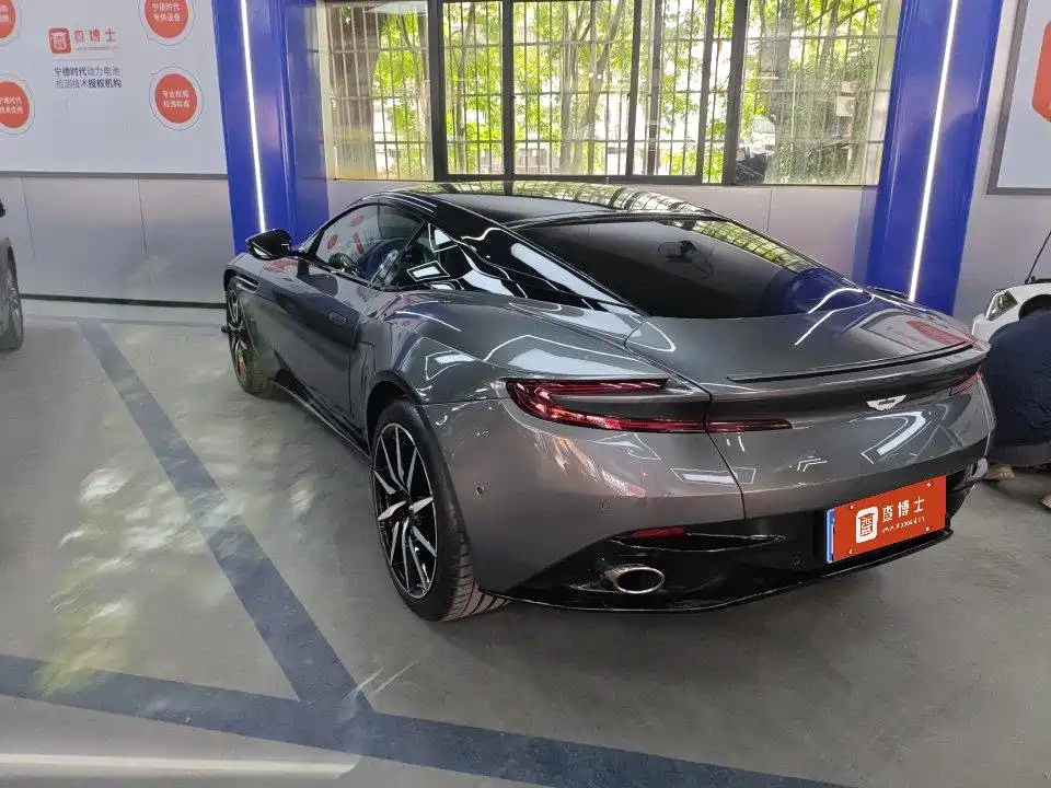Aston Martin DB11 2017 — фото 11