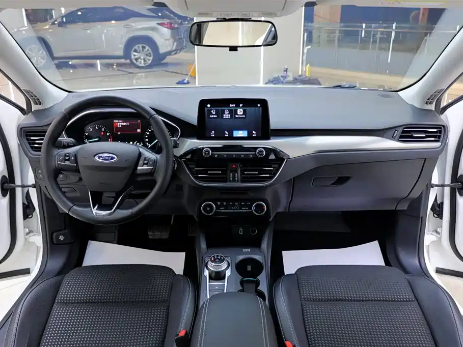 Ford Focus 2020 — фото 17