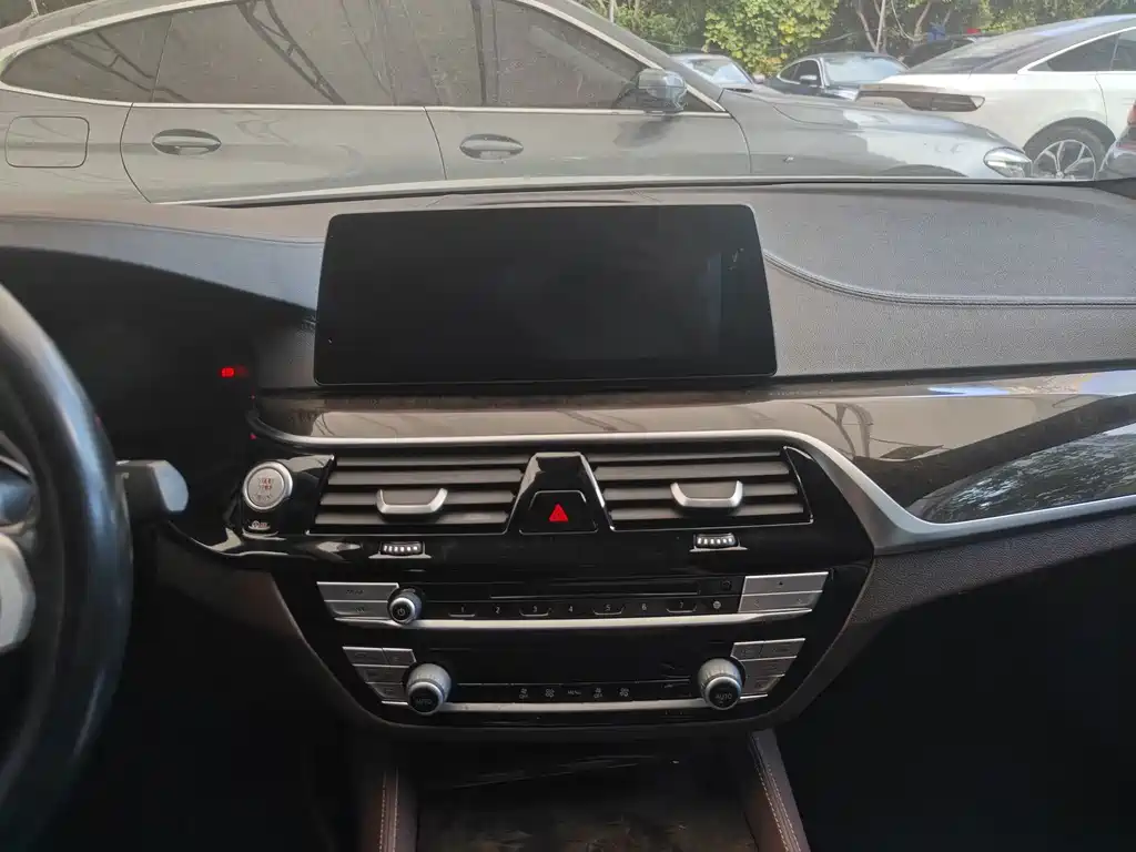 BMW 5 Series 2019 — фото 18