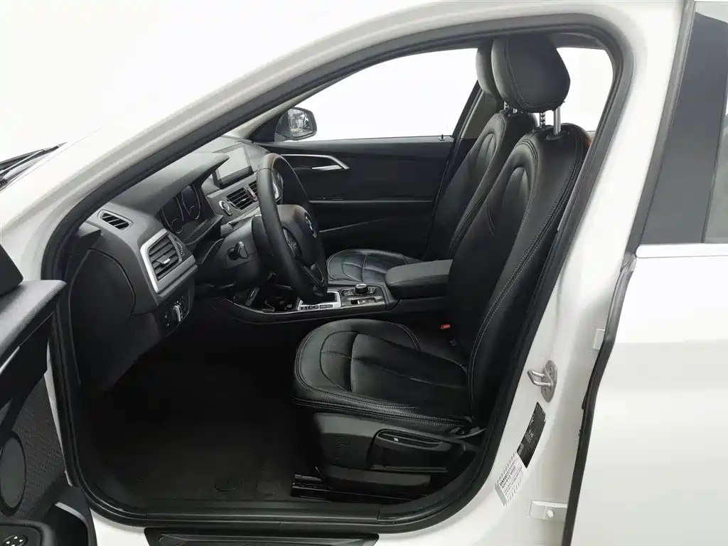 BMW 1 Series 2018 — фото 10