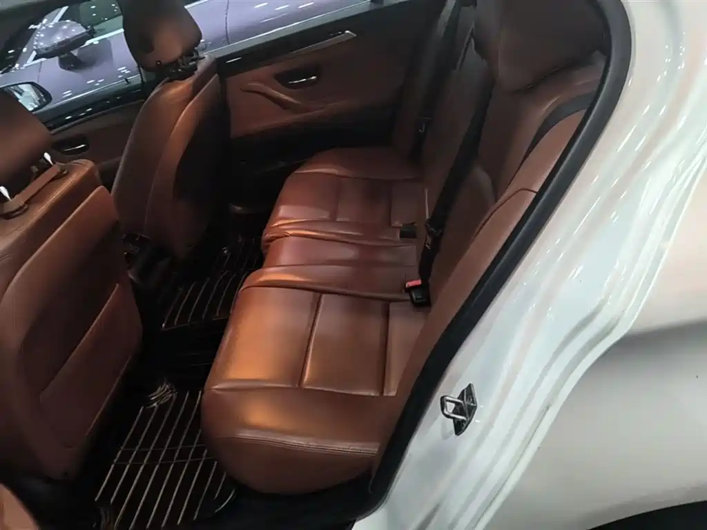 BMW 5 Series 2015 — фото 17