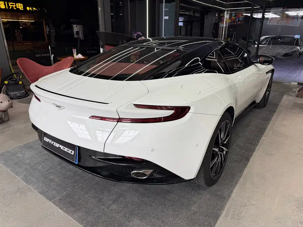 Aston Martin DB11 2018 — фото 18