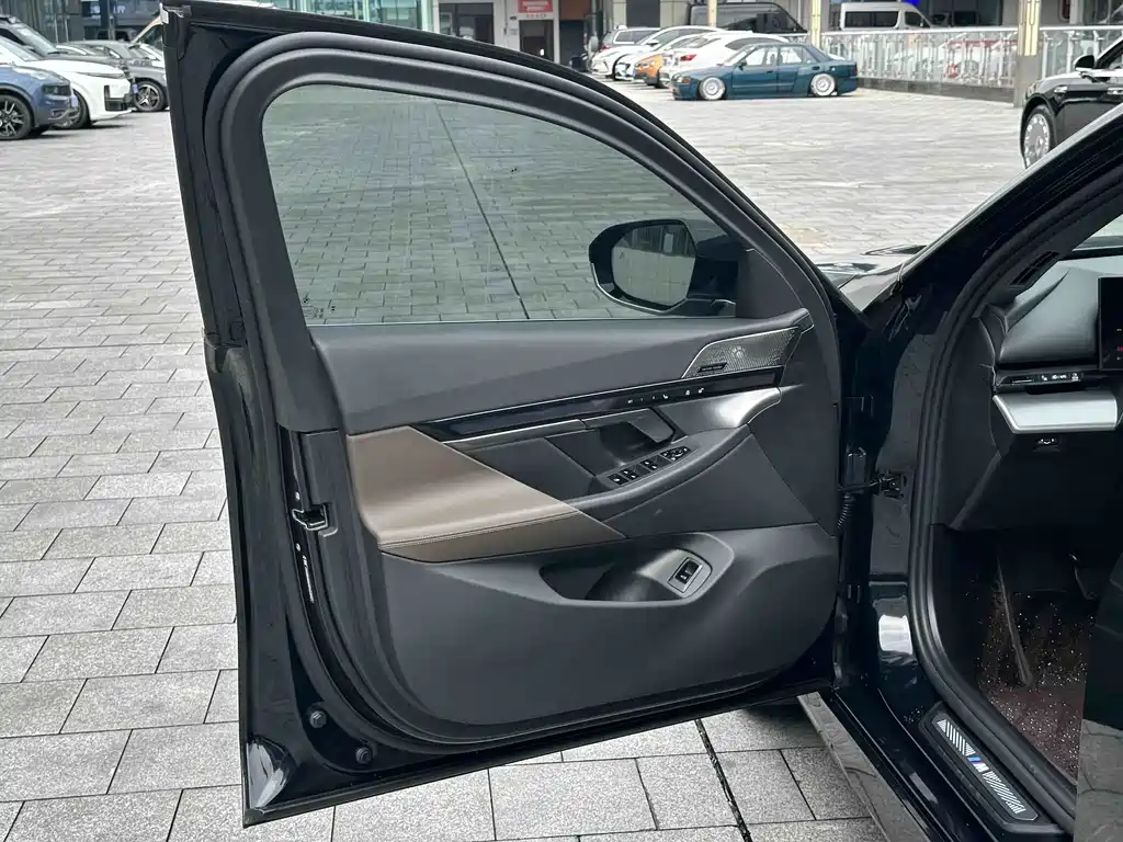 BMW 5 Series 2025 — фото 10