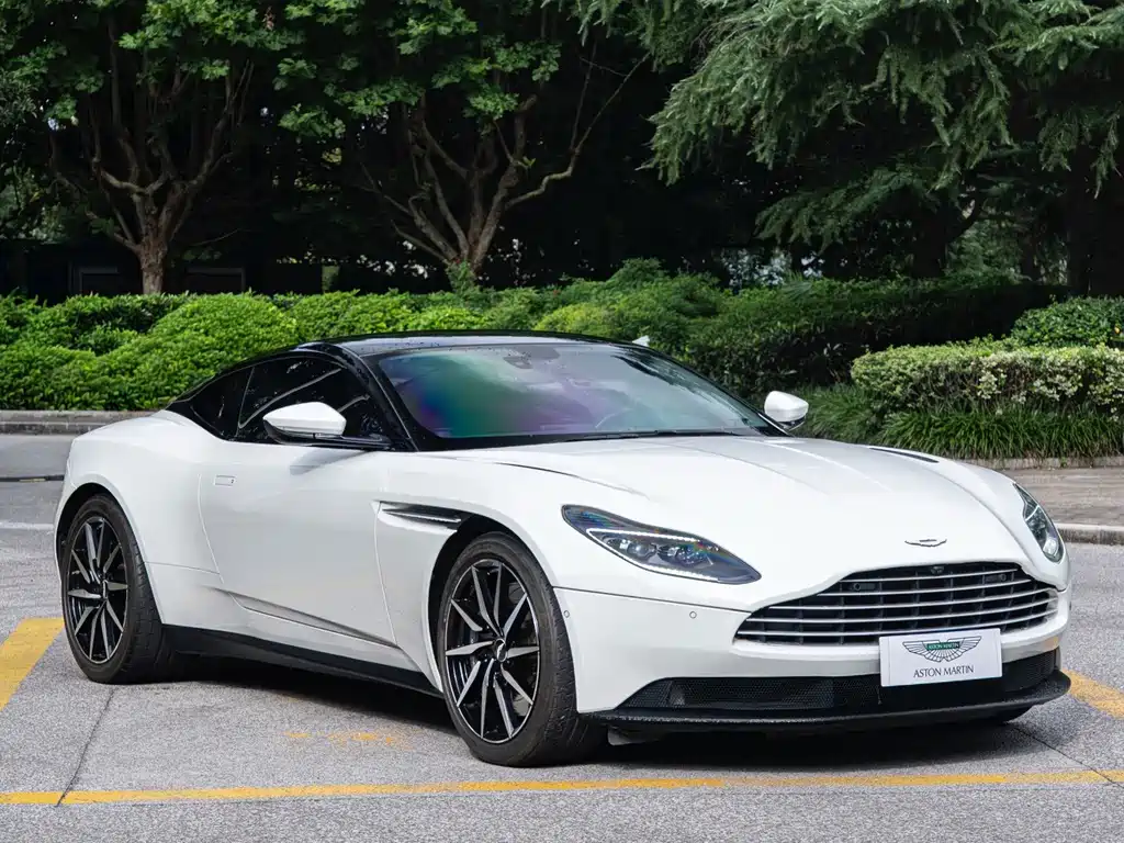 Aston Martin DB11 2021 — фото 3