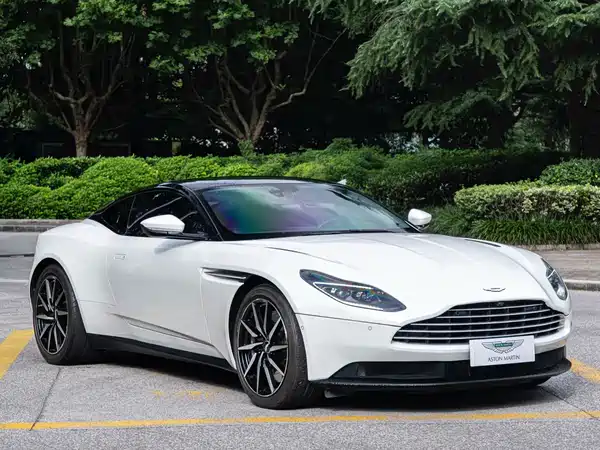 Aston Martin DB11 2021
