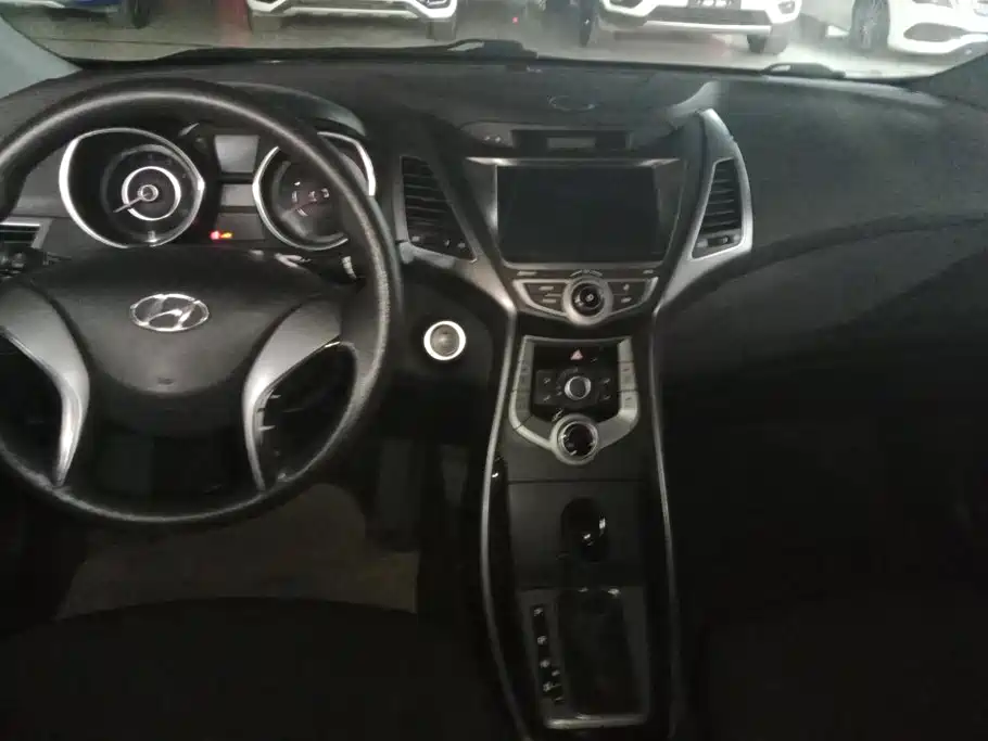 Hyundai Elantra 2015 — фото 12