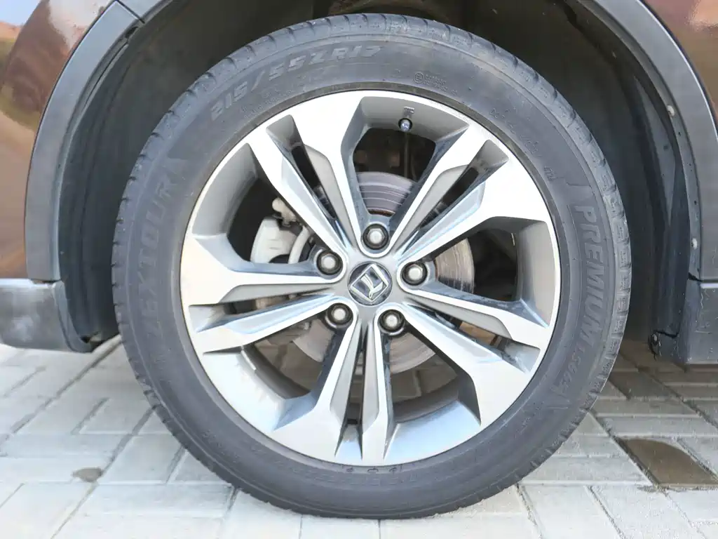 Luxgen You6 SUV 2017 — фото 13