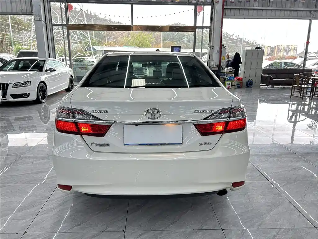 Toyota Camry 2017 — фото 4