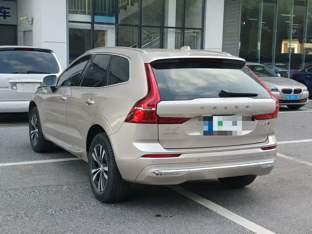 Volvo XC60 2023 — фото 8