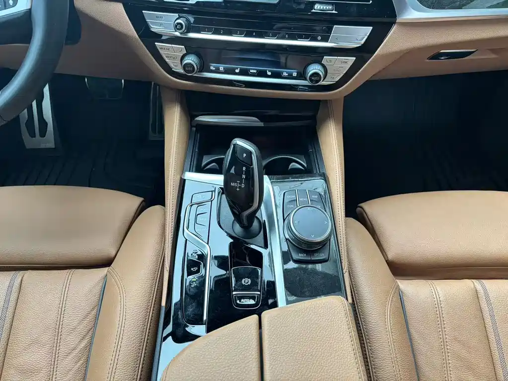 BMW 6 Series GT 2024 — фото 17
