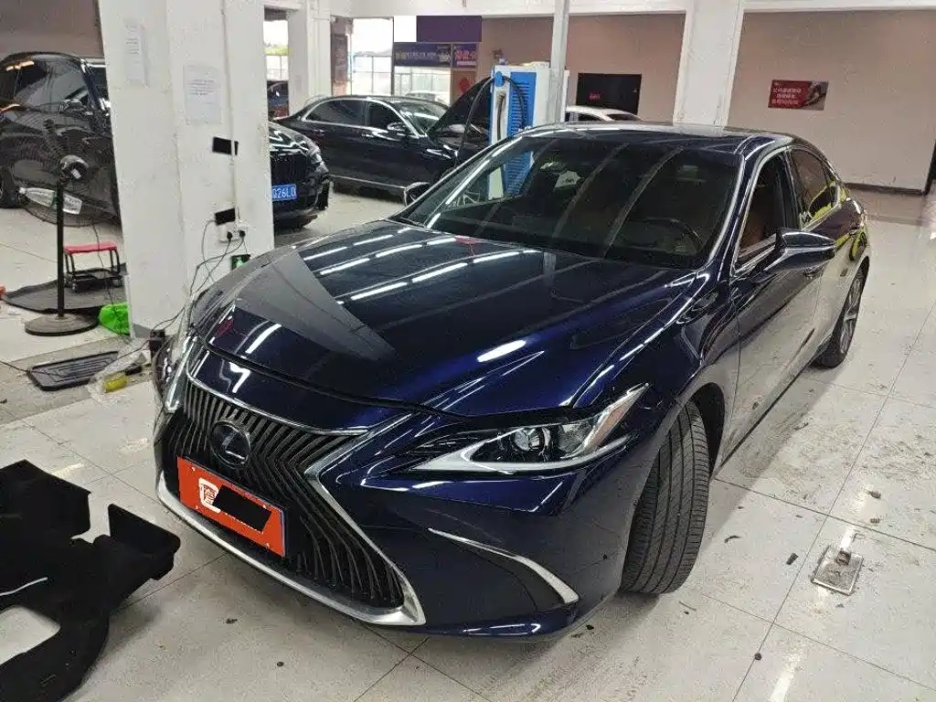 Lexus ES 2021 — фото 1