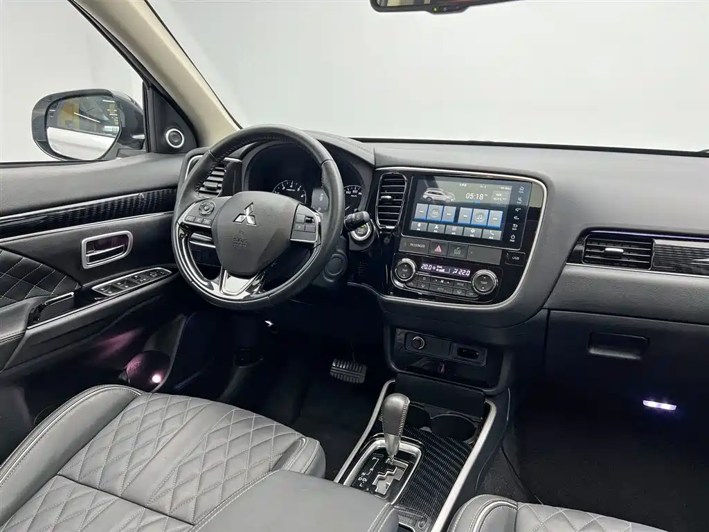Mitsubishi Outlander 2021 — фото 18
