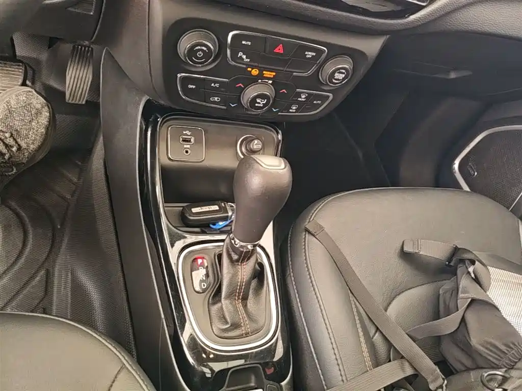 Jeep Compass 2017 — фото 14