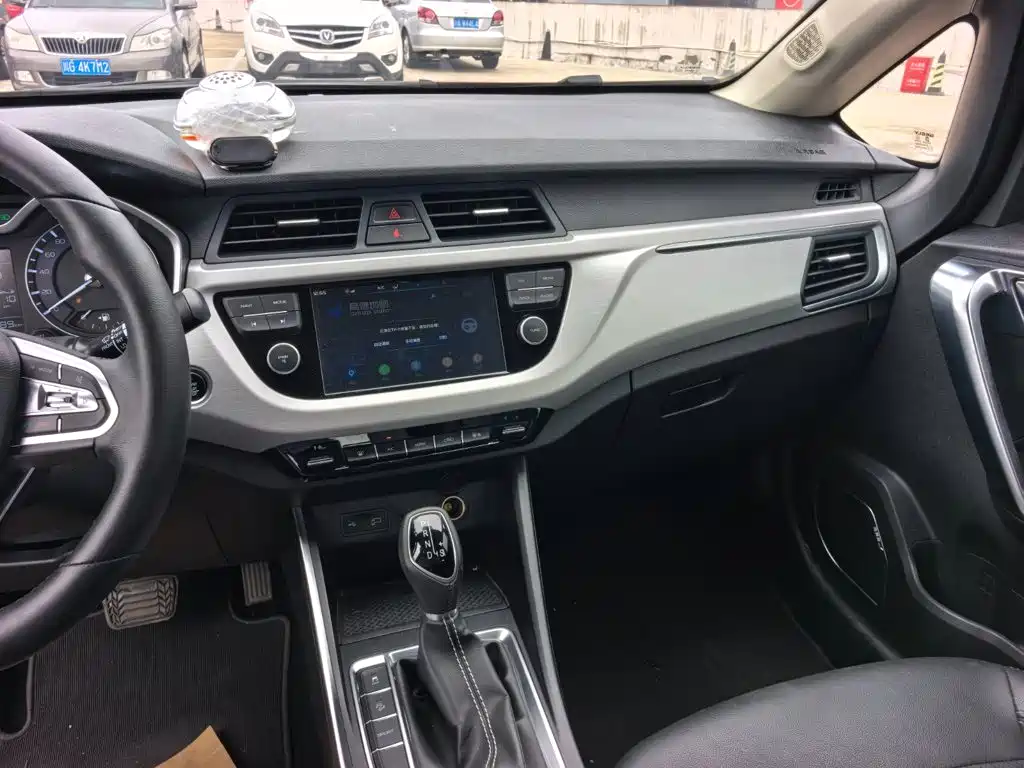 Geely Vision X3 2019 — фото 14